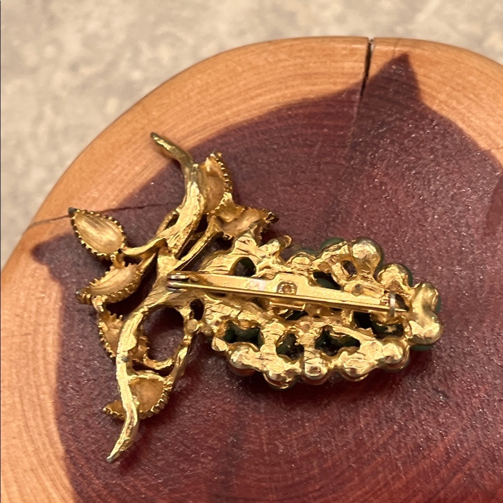 Green stone Grapes Cluster Brooch - Picture 4 of 8